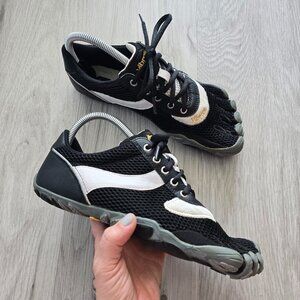 Vibram | Five Fingers Classic black white minimalist barefoot shoes | WMS 10